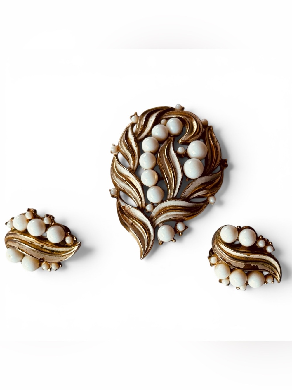 Vintage Crown Trifari 60’s Faux Pearl Clip On Earrings and Brooch Gold Tone Leaf